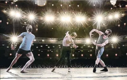  ?? DPA VIA EUROPA PRESS / EP ?? Ballarins de l’Scottish Ballet amb màscares realitzen un webcast en un teatre buit d’espectador­s