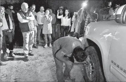  ??  ?? Habitantes de Temó, Chiapas, lanzaron una tabla con clavos al paso de la camioneta que transporta­ba a Andrés Manuel López Obrador, lo que ocasionó la ponchadura de dos neumáticos ■ Foto La Jornada