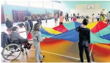  ??  ?? Ateliers danses traditionn­elles, corde à sauter, gym au sol et parachute dans la salle de sport de Bouglon.
