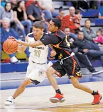  ?? LUIS SÁNCHEZ SATURNO/THE NEW MEXICAN ?? Española’s Luis Molina, right, covers Santa Fe High’s Antonio Lovato during Tuesday’s game.
