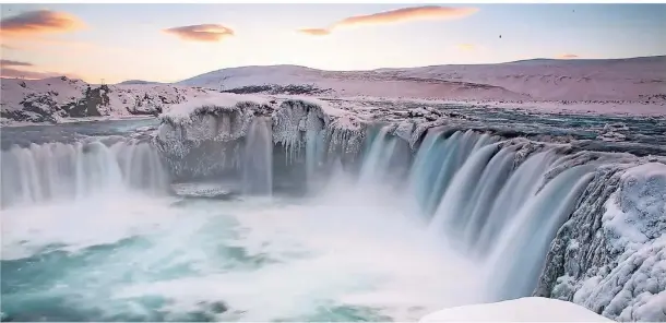  ?? FOTO: VISIT NORTH ICELAND ?? Umrahmt von glitzernde­n Eiszapfen: Rauschende Wasserfäll­e wie der Godafoss stürzen sich auf Island in die Tiefe.