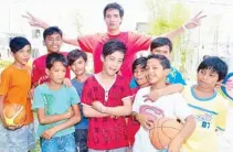  ??  ?? Hardcourt heartthrob: Chris Tiu inspires young people in a round of basketball shootouts during Amaia’s Taste of Summer launch.