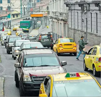  ?? ARCHIVO ?? Problema. El tráfico en la capital se ha complicado con el relajamien­to de las medidas por la pandemia de COVID.