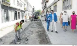  ?? EL DÍA ?? José María Bellido y David Dorado visitan las obras de la calle Colombia.