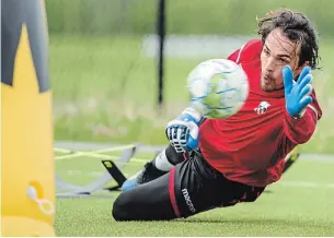  ?? ANDRE RIGUETTE ATLETICO OTTAWA ?? Kitchener goalkeeper Ricky Gomes dives for the ball earlier this week during training camp with Atletico Ottawa of the Canadian Premier League.