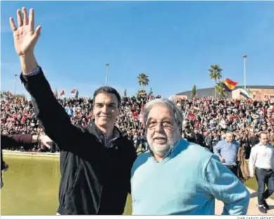  ?? JUAN CARLOS VÁZQUEZ ?? Pedro Sánchez y el alcalde de Dos Hermanas, Francisco Toscano, en el acto de 2017 en la localidad sevillana.