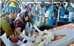  ?? — H.U Naqash ?? Chief Minister Mehbooba Mufti on Friday pays tributes to the martyrs during Police Commemorat­ion Day parade at Zewan