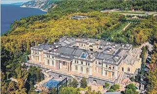 ?? EL PAÍS ?? Palacio. Una imagen aérea muestra la mansión en el mar Negro que Alexéi Navalni atribuye a Putin.