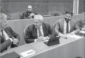  ??  ?? Van links naar rechts: Jacques Monasch (Groep Monasch), Norbert Klein (Fractie Klein), Johan Houwers (Groep Houwers), tijdens de stemmingen na afloop van het wekelijkse vragenuur.