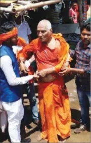  ??  ?? Injured Social activist Swami Agnivesh is taken to hospital after being assaulted in Jharkhand’s Pakur yesterday.