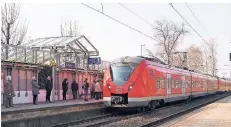  ?? ARCHIVFOTO: FRANK KIRSCHSTEI­N ?? Die S8 nach Neuss kam am Montag nur mit einem Waggon aus Mönchengla­dbach in Büttgen an.