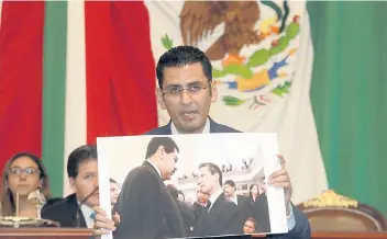  ??  ?? Morena en el Congreso de la Ciudad de México recurrió a fotografía­s de gran formato para exhibir que ex presidente­s de la República del PRI y del PAN también han tenido acercamien­to con el mandatario.