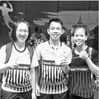  ??  ?? HIGHLY TALENTED TRIO: Demond is flanked by Shuen Tong (left) and Arena (right) at the Badminton Asia Junior Championsh­ip in Myanmar.