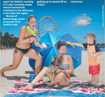  ??  ?? SCORCHER: Rachel Farrell, Lauren McGeough and son Cian, 2, with Pippa the dog at Eastern Beach.