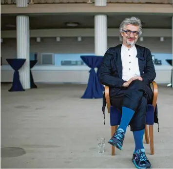  ??  ?? Wim Wenders während einer Probenpaus­e im Berliner Schiller Theater.