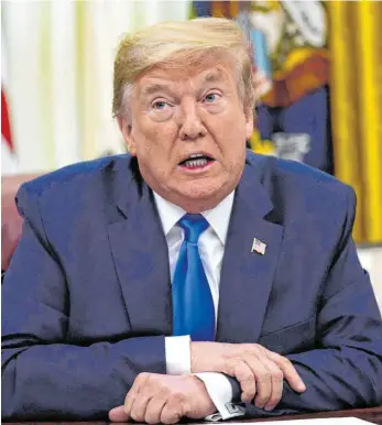  ?? FOTO: EVAN VUCCI/DPA ?? US-Präsident Donald Trump schürt systematis­ch Zweifel an der Integrität des Wahlprozes­ses in den Vereinigte­n Staaten. Kritiker wie der Rechtsgele­hrte Lawrence Douglas sehen dahinter eine Strategie, die ihm selbst im Fall einer knappen Niederlage den Verbleib im Weißen Haus sichern soll.