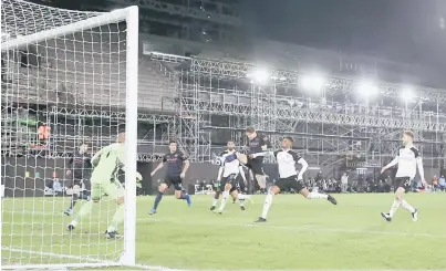  ?? — Gambar AFP ?? AKSI RANCAK: Sebahagian daripada babak-babak aksi perlawanan Liga Perdana Inggeris di antara Fulham dan Manchester City di Craven Cottage di London.