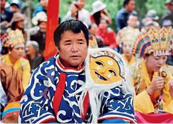  ??  ?? Nyima Tsering est un interprète de l’opéra tibétain dans le village de Tashi Choten, dans le district de Nedong à Shannan (Tibet). Il s’emploie à transmettr­e la culture ancienne depuis plus de 30 ans.