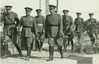  ??  ?? TRAMA EN CANARIAS. Sobre estas líneas, Franco (en el centro) junto al general Balmes (a la derecha), que murió dos días antes del golpe de Estado en extrañas circunstan­cias. La foto fue tomada en Las Palmas en mayo de 1936.