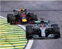  ??  ?? Lewis Hamilton lässt Max Verstappen nicht vorbei. Am Ende fährt der Brite zum Sieg. Foto: Getty