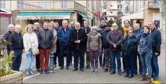  ?? (Photo Y.D.) ?? Les élus de la CCLGV, avec leur président Rolland Balbis au centre, à l’entrée du village d’Aups.