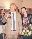  ?? FOTO: GERARDS ?? Gute Laune beim Wahlsieger: Lothar Riebsamen und seine Frau Ellen werden am Abend des 22. September 2013 begeistert bei der CDUWahlpar­ty im Bischofsch­loss Markdorf empfangen.