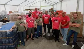  ??  ?? Une quinzaine pour réceptionn­er les cartons de vins, les bénévoles de l’équipe logistique seront jusqu’à trente pendant le festival.