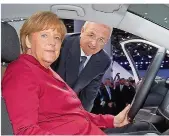  ?? FOTO: STRATENSCH­ULTE/DPA
 ?? Da war Winterkorn­s Welt noch in Ordnung: Im März 2013 präsentier­te der damalige VW-Chef in Wolfsburg gute Zahlen und neue Autos. Kanzlerin Angela Merkel durfte mal Probe sitzen.