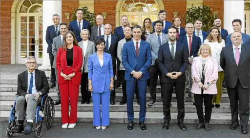  ?? ?? Foto de familia de los asistentes convocados por el Gobierno para debatir los problemas para el acceso a la vivienda.