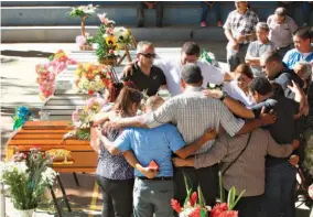  ??  ?? Masacre. Familia fue encontrada enterrada la semana pasada en una zona rural de Sonsonate luego de desaparece­r el 16 de enero.