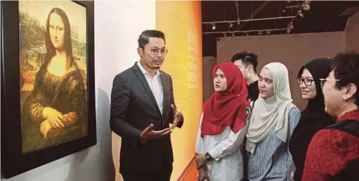  ??  ?? Mohd Zuriyadi ketika memberi taklimat ringkas mengenai lukisan Mona Lisa kepada pengunjung yang datang melihat secara dekat pada pameran Leonardo Opera Omnia di NAG.