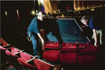  ?? Marie D. De Jesús / Staff photograph­er ?? Crew members place temporary seats where the orchestra pit used to be in the Brown Theater at the Wortham Center, preparing for Wednesday’s sold-out gala starring legendary tenor Plácido Domingo and soprano Ana María Martínez.