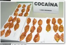  ??  ?? Cocaína líquida Se coloca en preservati­vos dobles termosella­dos. Algunas mujeres introducen las bolsas en sus partes íntimas y otras las ingieren para que no sean detectadas por la Policía.