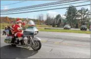  ?? LAUREN HALLIGAN — LHALLIGAN@TROYRECORD.COM ?? Dean Courter of Troy, dressed as Santa Claus, rides his decorated motorcycle in the 2017 Toys for Tots Benefit Ride.