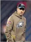  ?? MATT SLOCUM/ASSOCIATED PRESS ?? Philadelph­ia Eagles offensive coordinato­r Shane Steichen watches pregame warm-ups.