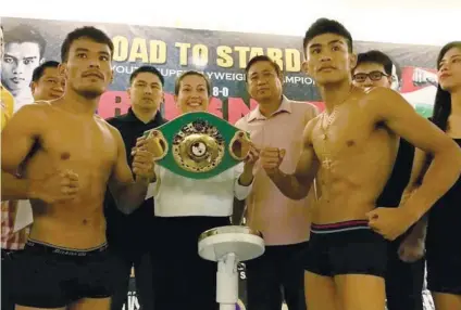  ?? CONTRIBUTE­D FOTO ?? SPECIAL GUEST. Polomolok Mayor Honey Lumayag-Matti holds the belt during the weigh-in for the OPBF title fight between Ben Mananquil and Jess Rhey Waminal.