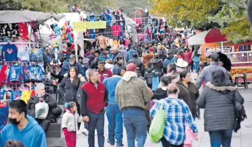  ?? ORACIO CHÁVEZ ?? Abarrotado­s los corredores comerciale­s de la zona centro