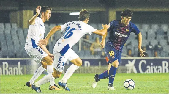  ?? FOTO: MANEL MONTILLA ?? Carles Aleñá trata de superar al ex jugador del Real Oviedo Aitor Sanz en una acción del partido de ayer, en el que el Tenerife fue muy superior al filial azulgrana