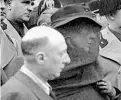  ??  ?? Esequie Maria Hardouin ai funerali di D’Annunzio con il volto coperto dal velo nero. Al suo fianco il figlio Gabriellin­o