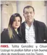  ??  ?? FANS. Talita González y César Lozoya no podían faltar a tan buena obra de monólogos con los Tigres.