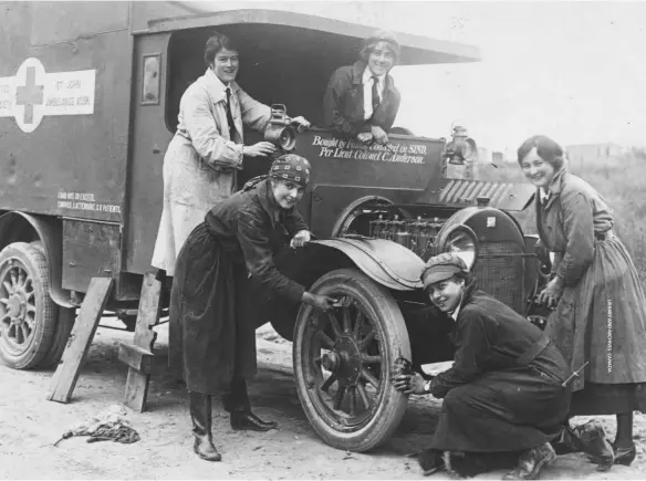  ??  ?? Female crew members service a St. John Ambulance Associatio­n vehicle near No. 2 Canadian General Hospital, Le Tréport, France, in 1917.