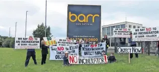  ?? ?? Campaigner­s People protest against the incinerato­r plans at Barr Killoch, near Ochiltree