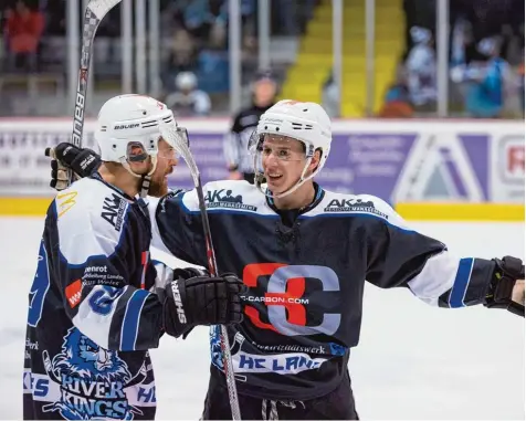  ?? Archivfoto: Julian Leitenstor­fer ?? Thomas Fischer (links) traf einmal, Bobby Slavicek zweimal – am Ende gewannen die Landsberge­r Riverkings ihr Auftaktspi­el der Zwischenru­nde in Passau deutlich mit 6:1. Die weiteren Torschütze­n waren Robin Maag, Marcel Juhasz und Dennis Neal.