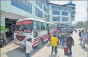  ?? DEEPAK SANSTA/HT ?? People waiting to board buses to leave for their native places at ISBT, Tutikandi, in Shimla on Sunday.