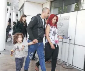  ??  ?? ► Saeed Antakli y su familia en su llegada a Chile.