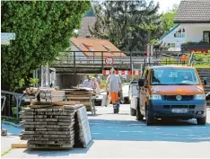  ?? Foto: Dieter Schöndorfe­r ?? Die Vorbereitu­ngen für den Dießener Töpfermark­t sind bereits in vollem Gange. Auch die Bahn rüstet sich für den Besucheran­sturm.