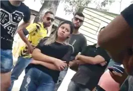  ??  ?? Segundo a polícia, Eduarda, 19 anos, é quem dá as ordens ao grupo