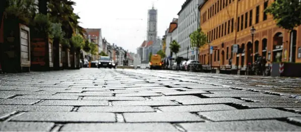  ?? Foto: Silvio Wyszengrad ?? Die Stadt will bis zum Herbst zwei konkrete Varianten zur Zukunft der Maximilian­straße vorlegen.