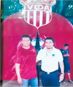  ??  ?? AMOR. Roberto Macho Figueroa y su hijo Roberto durante un partido de Liga Nacional en La Ceiba.