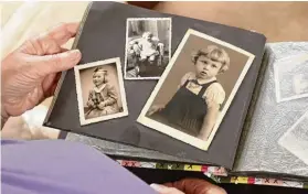  ?? Foto: Familie Lederer ?? Helmtraut Lederer mit Fotos aus ihrer Kindheit. Sie stammt aus Adelsdorf im Altvaterge­birge.